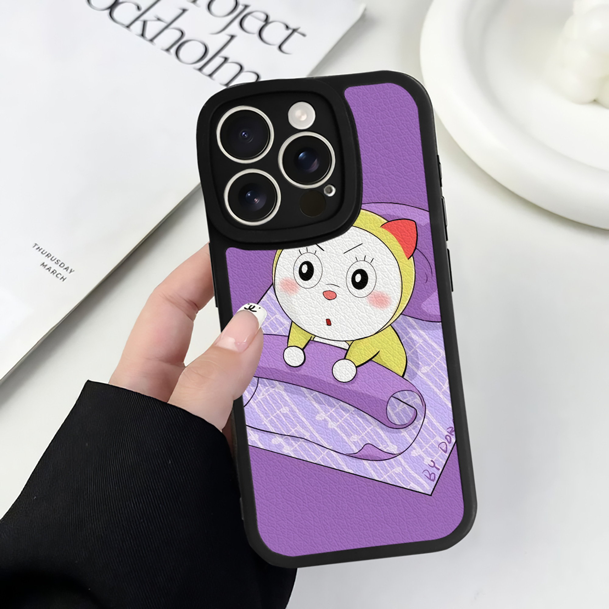 （画像用） ドラえもん Doraemon 【iPhone 16シリーズ対応】シリコンスマホケース（レザー調） 材質：シリコン